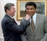 Az évtizedek óta Parkinson-kórral küzdő Muhammad Ali Ronald Reagan társaságában.