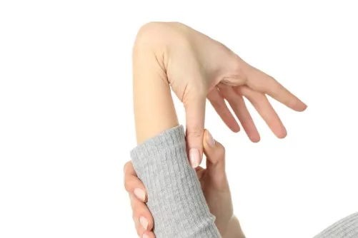 A hipermobilitási tesztek egyike – alkarra visszahajtható hüvelykujj