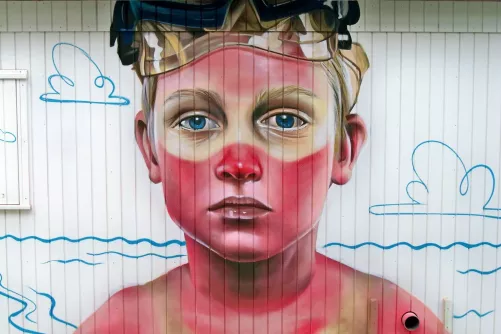 Napégett kisfiú graffitin