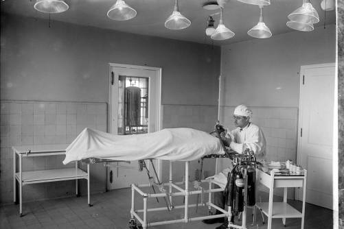 Sebészeti műtő az 1920-as évek elejéről
