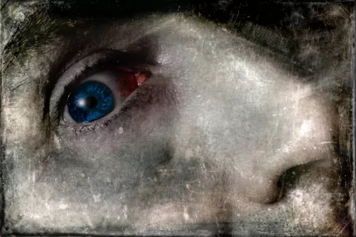 Félelmet sugárzó tekintet.