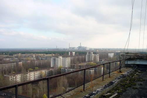 Pripjaty szellemvárosa, háttérben a csernobili atomerőmű.