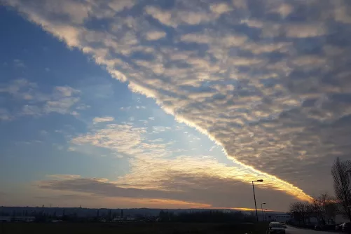 Csipkés szélű felhőfront