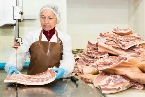 Húsfeldolgozás hentesüzemben