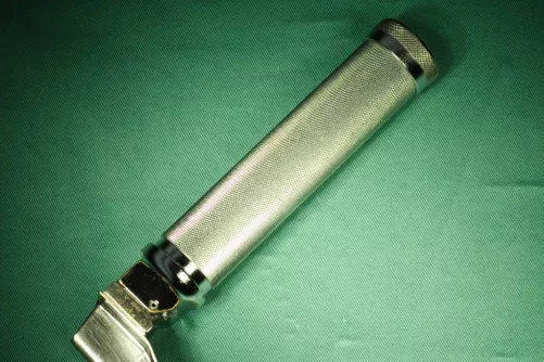 Laringoszkóp – segítségével történik az endotracheális tubus bevezetése