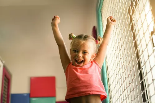 Kisgyerek tornateremben
