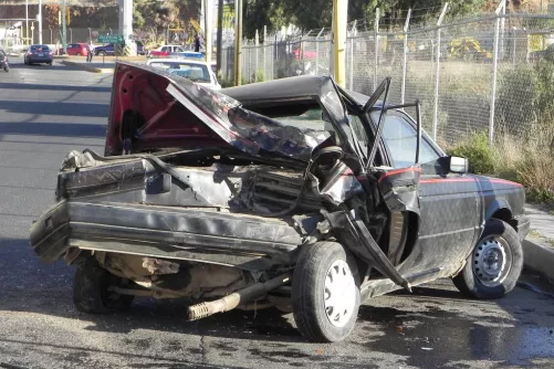 Autóbalesetben összetört autó