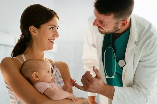 Anya és gyermeke orvosukkal