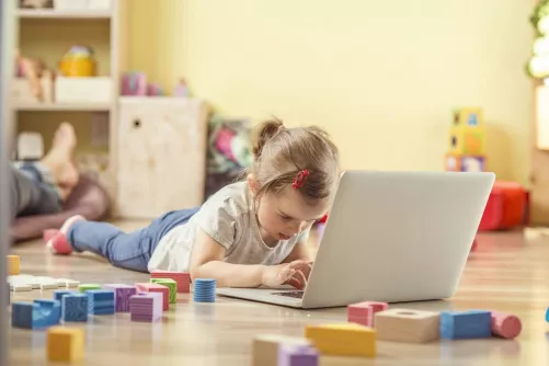 Kisgyermek hasal a számítógép előtt