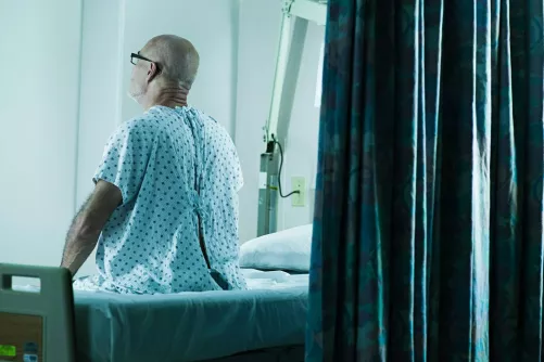 Kórházi ágyon ülve