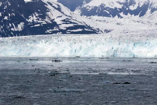 Gleccser, háttérben a hegyek, előtérben a tava