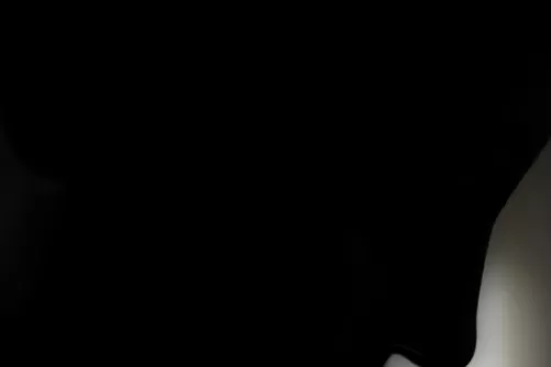 Női arc sötét sziluettje