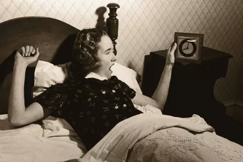 Felébredt, ásító nő (régi, fekete-fehér kép)