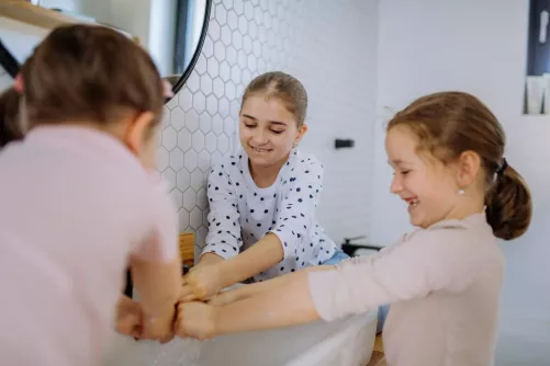 Kezet mosó gyerekek