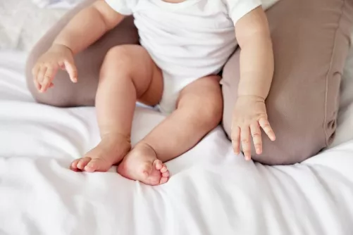 Kisgyermek anyjával, arcuk nélkül