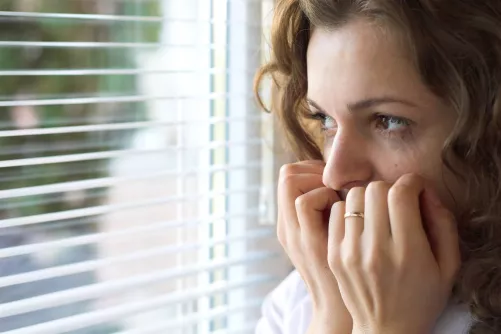 Fiatal nő az ablaknál