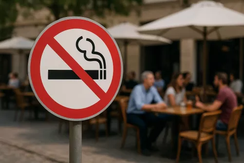 Dohányozni tilos tábla, háttérben vendéglő