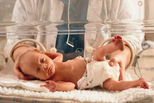 Újszülött inkubátorban