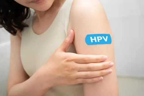Iskolás HPV feliratú tapasszal