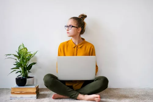 Számítógépét ölében tartó fiatal lány