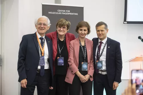 Gérard Mourou Nobel-díjas francia fizikus, Karikó Katalin Nobel-díjas kutatóbiológus, biokémikus, Mihaela Zigman, a Center for Molecular Fingerprinting (CMF) kutatási igazgatója, valamint Krausz Ferenc Nobel-díjas fizikus, a CMF ügyvezető igazgatója a CMF új lézerlaboratóriumának megnyitója alkalmából rendezett CMF Summit 2024 - A betegségprofilozás élvonalában című tudományos konferencián Szegeden 2024. június 17-én.