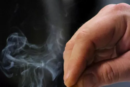 Cigaretta hamutartó felett