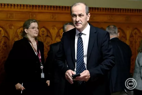 Hegedűs Zsolt egészségügyért felelős miniszterjelölt kinevezés előtti meghallgatására érkezik az Országgyűlés egészségügyi bizottságának ülésére az Országházban