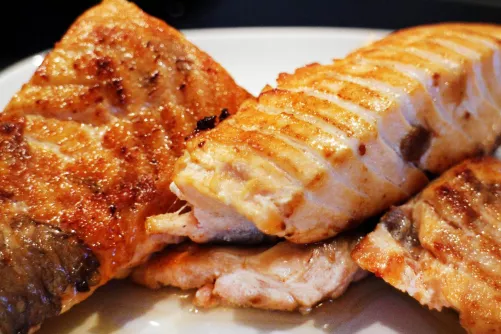 Sülthal a tányérban