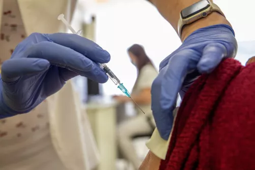 Oltóanyag beadása közelről.