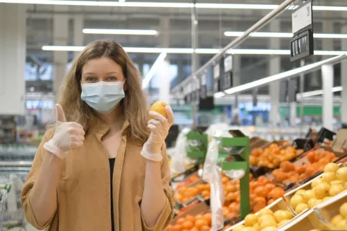 A maszk védi Önt és a környezetét! (élelmiszerbolt, fiatal nő maszkban)