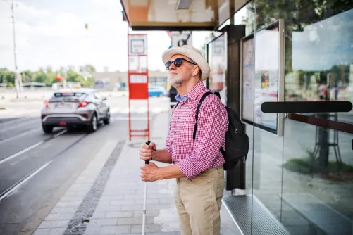 Látássérült ember a buszmegállóban