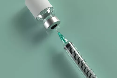 Oltóanyag üvegcse és fecskendő