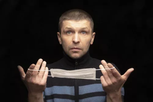 Tanácstalan férfi – felvegyem a maszkot vagy sem?