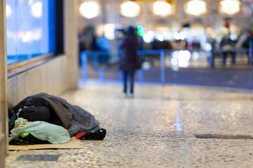 Utcán alvó hajléktalan