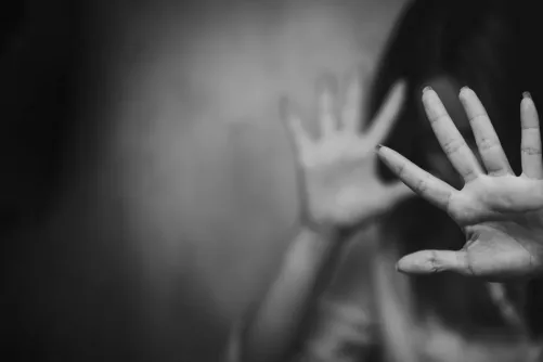 Kezeit maga elé emelő nő