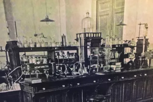 Régi laboratórium fekete-fehér képe