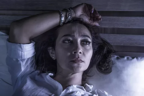 Elrévedő középkorú nő