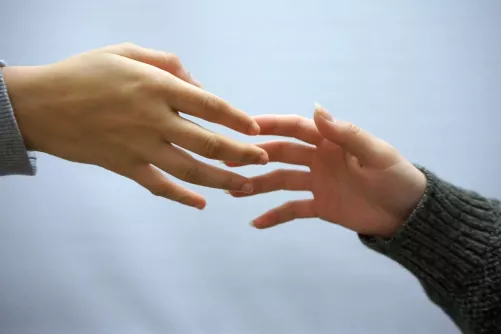 Egymást kereső kezek