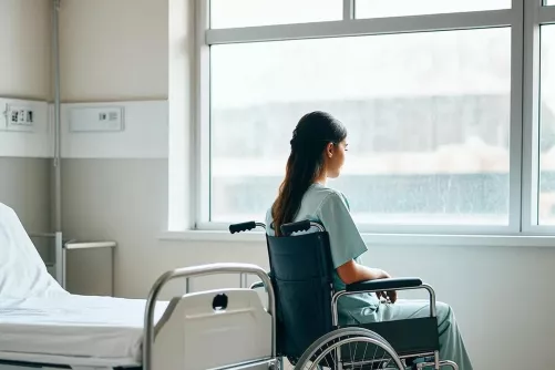 Fiatal nő tolószékben