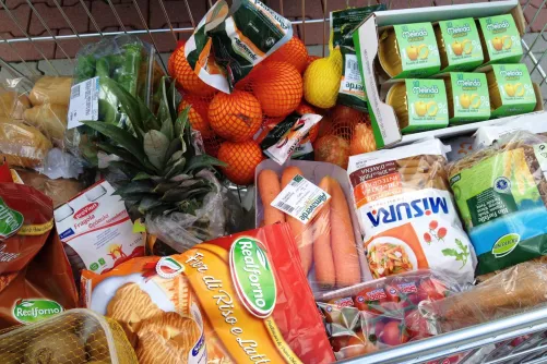 Élelmiszerek egy áruház polcain