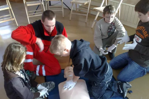 Diákok anatómiai babán mellkasi kompressziót gyakorolnak