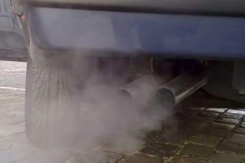 Füstölő kipufogó (Ruben de Rijcke; liszensz: CC BY-SA 3.0, Wikimedia Commons)