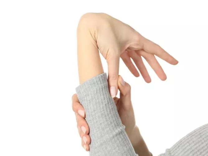 A hipermobilitási tesztek egyike – alkarra visszahajtható hüvelykujj