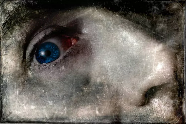 Félelmet sugárzó tekintet.