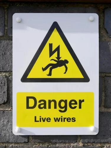 Áramütés veszélyére figyelmeztető tábla