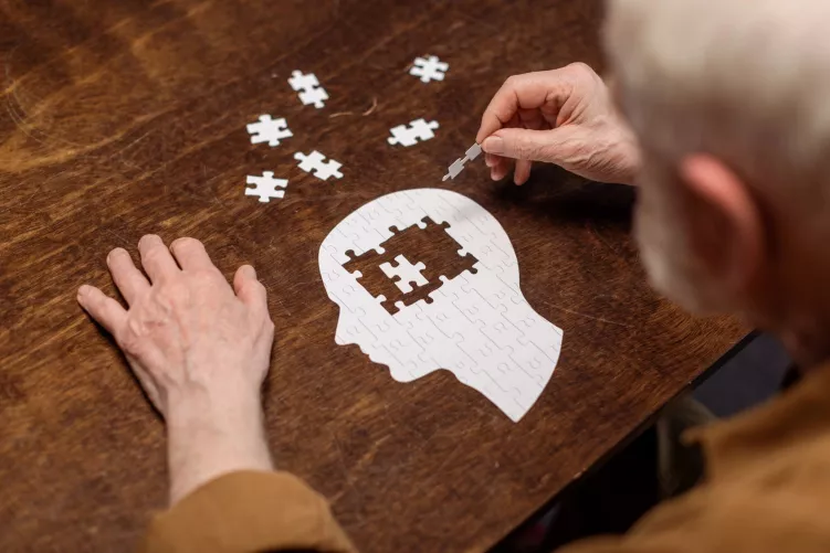 Puzzle kirakása, terápiás gyakorlat