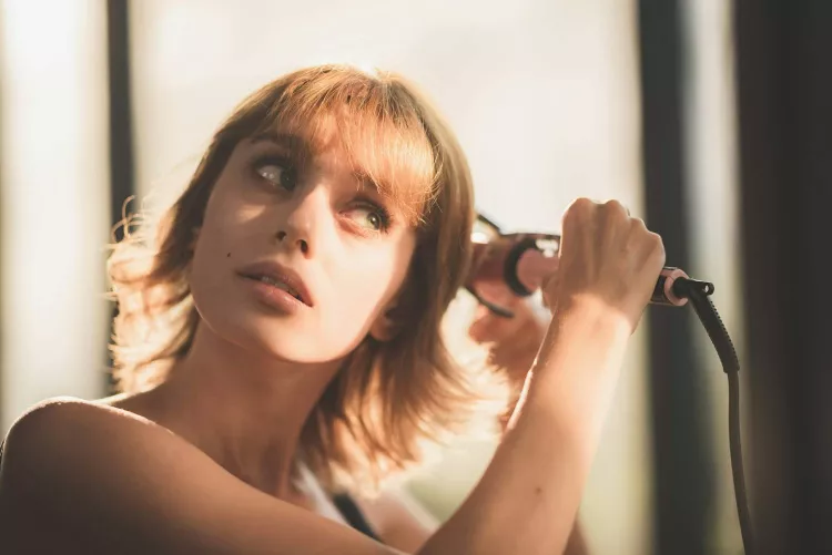 Hajával elfoglalt nő