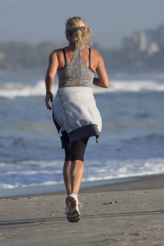Női futó a vízparton