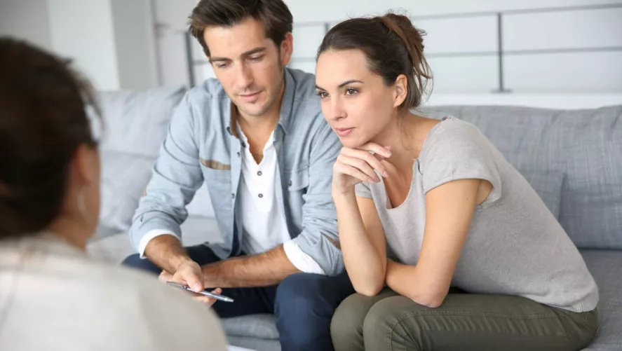 Fiatal pár szakemberrel konzultál