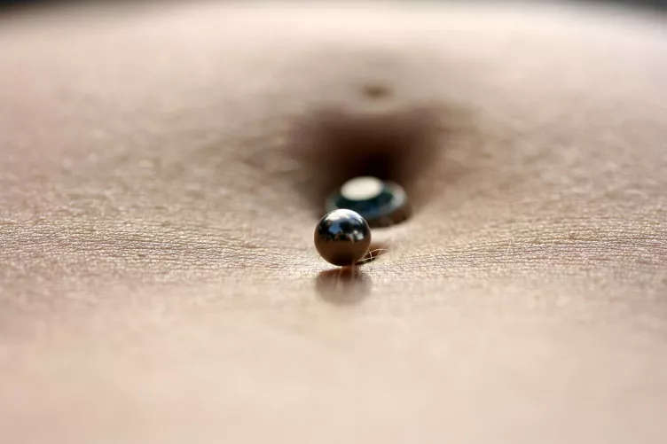 Testékszer köldökben